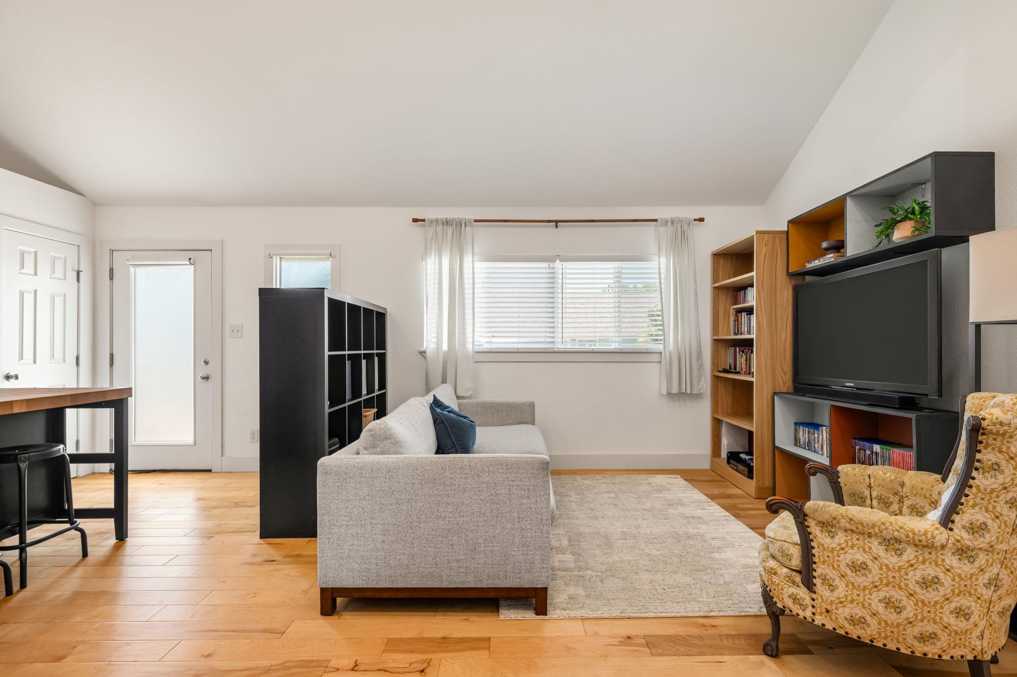 1307 E 52nd ST 4