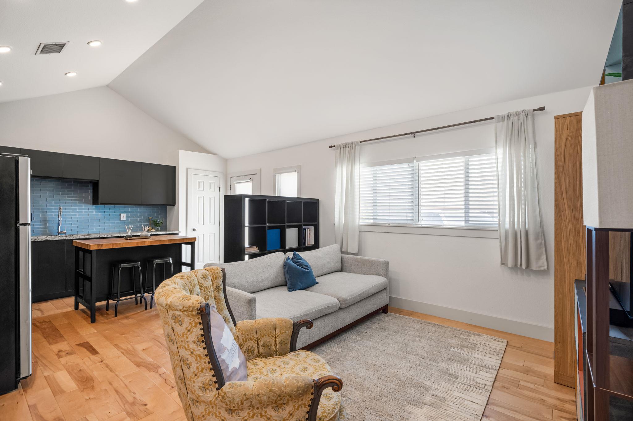 1307 E 52nd ST 4
