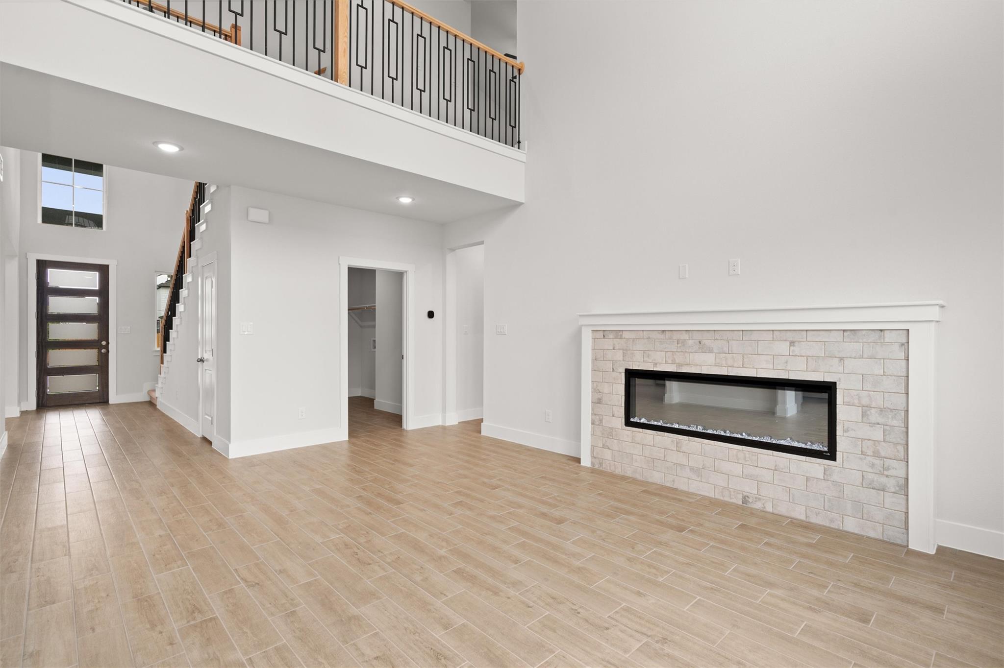 19024 Ariel Elena WAY