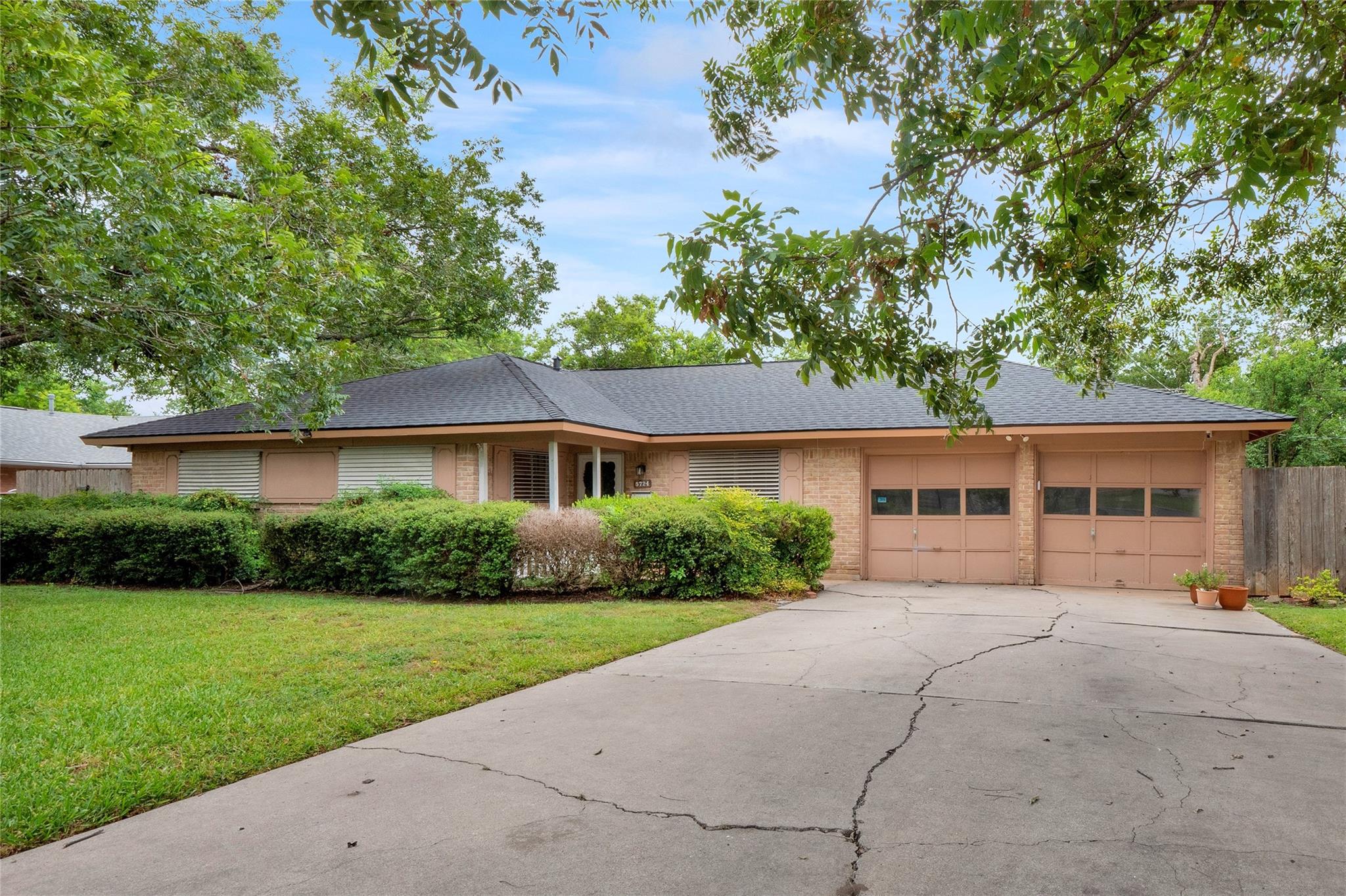 5724 Wellington DR