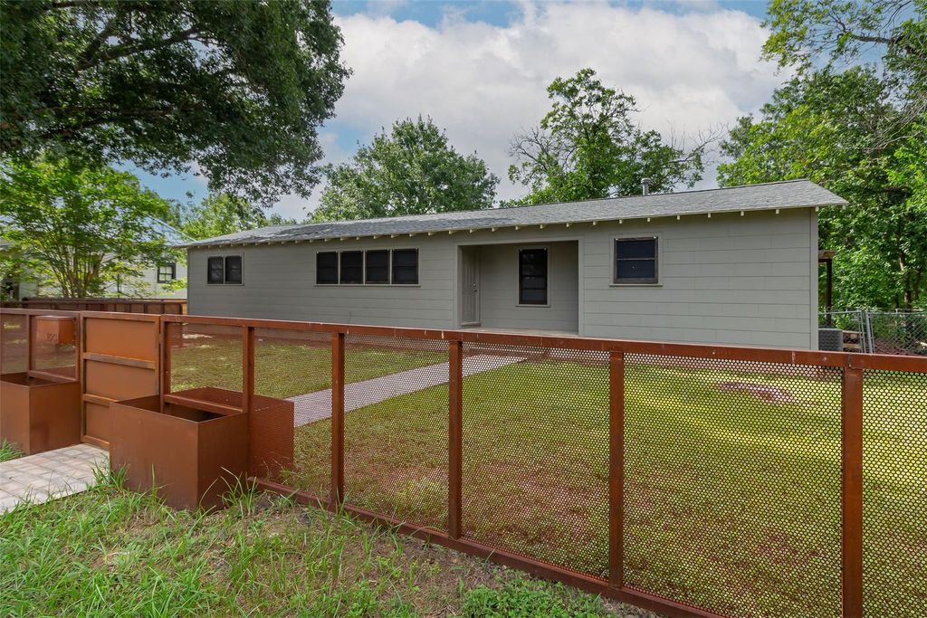 Photo of 820 Bois D'Arc ST, Lockhart, TX 78644 (MLS # 9560614)