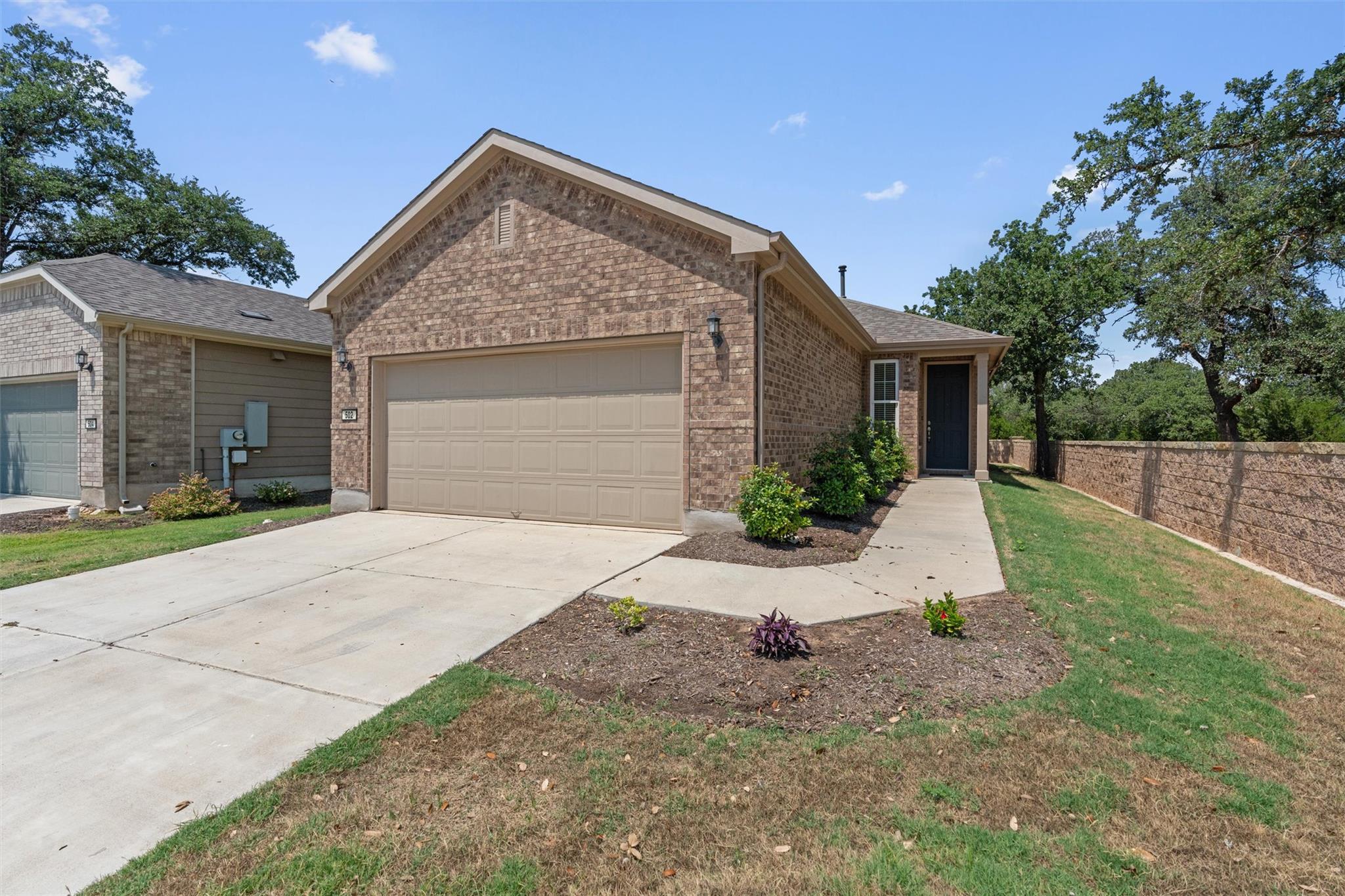 502 Saratoga LN