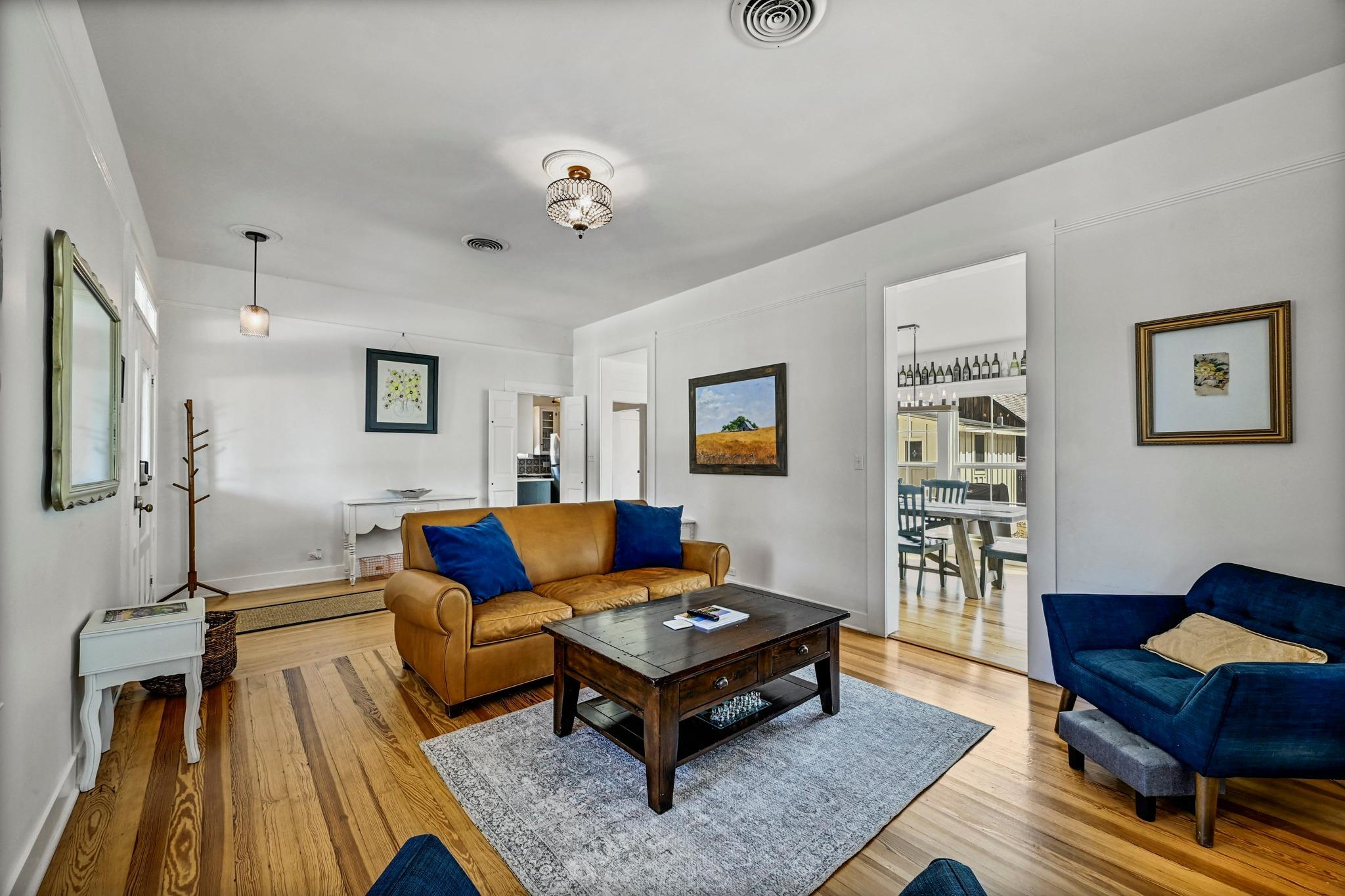 410 E Schubert ST