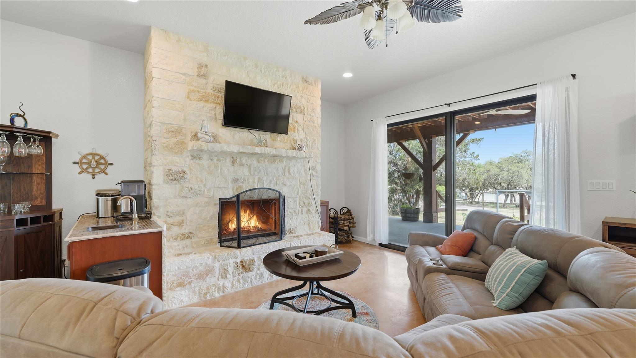 628 Country LN