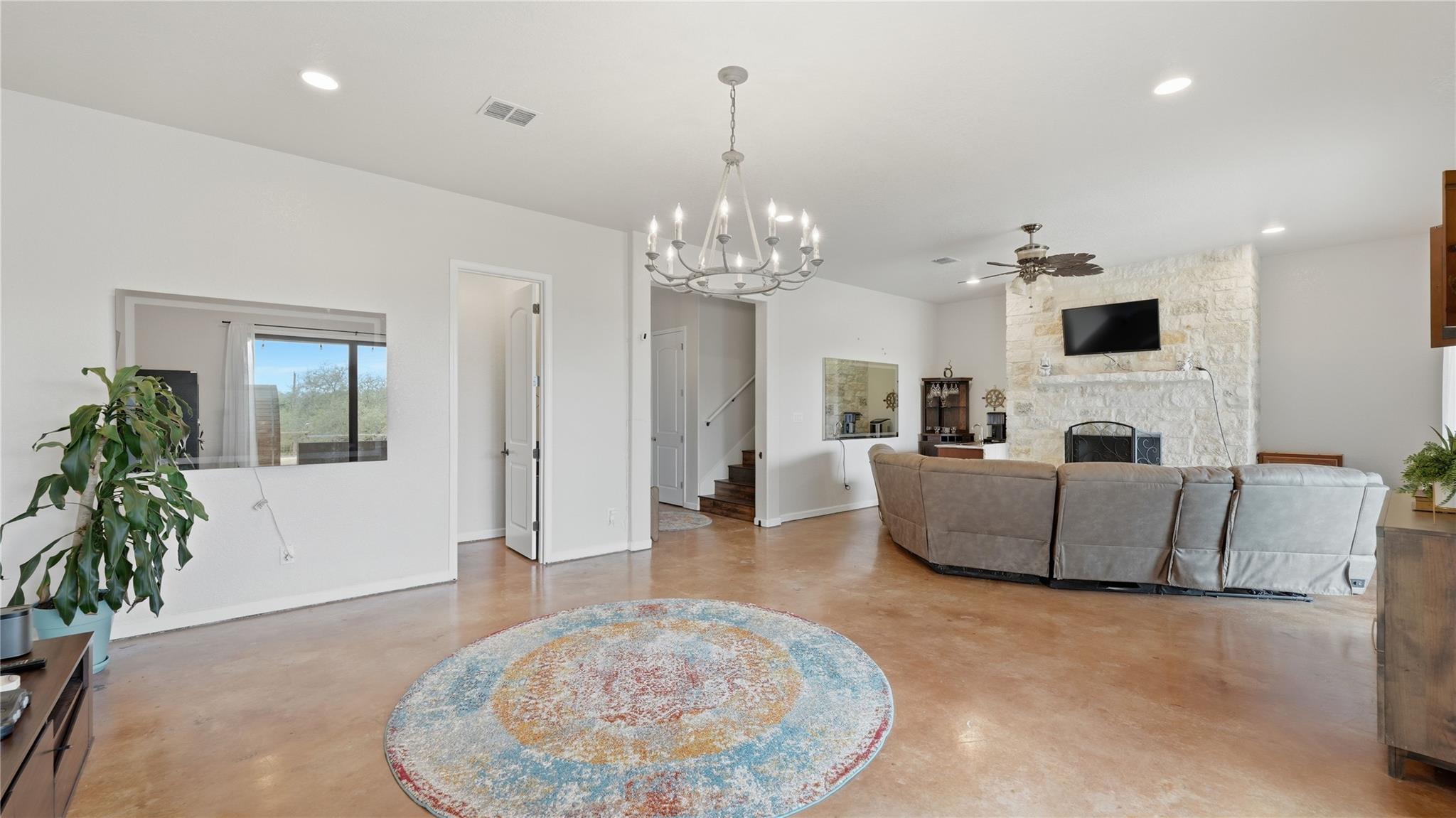 628 Country LN