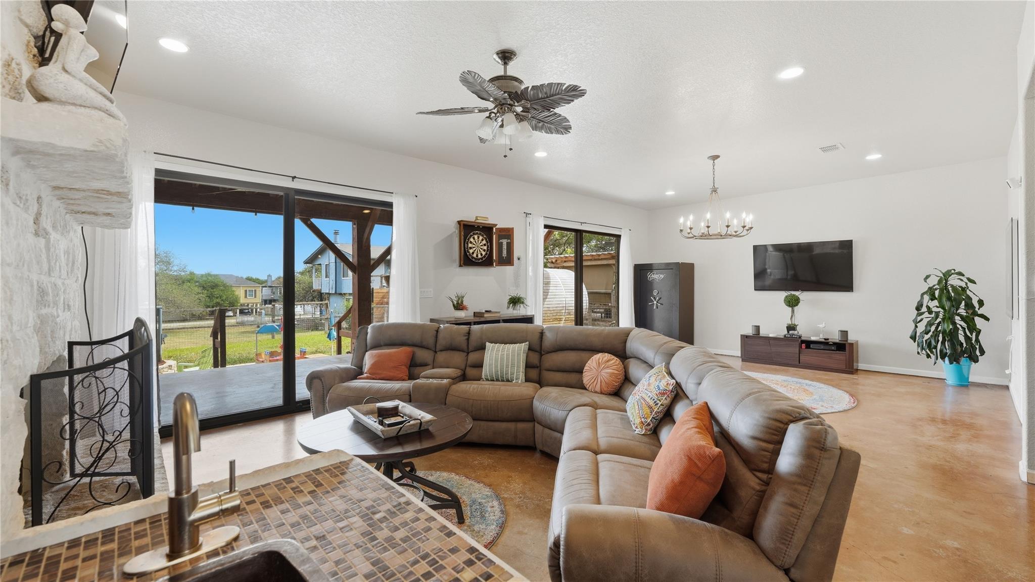628 Country LN