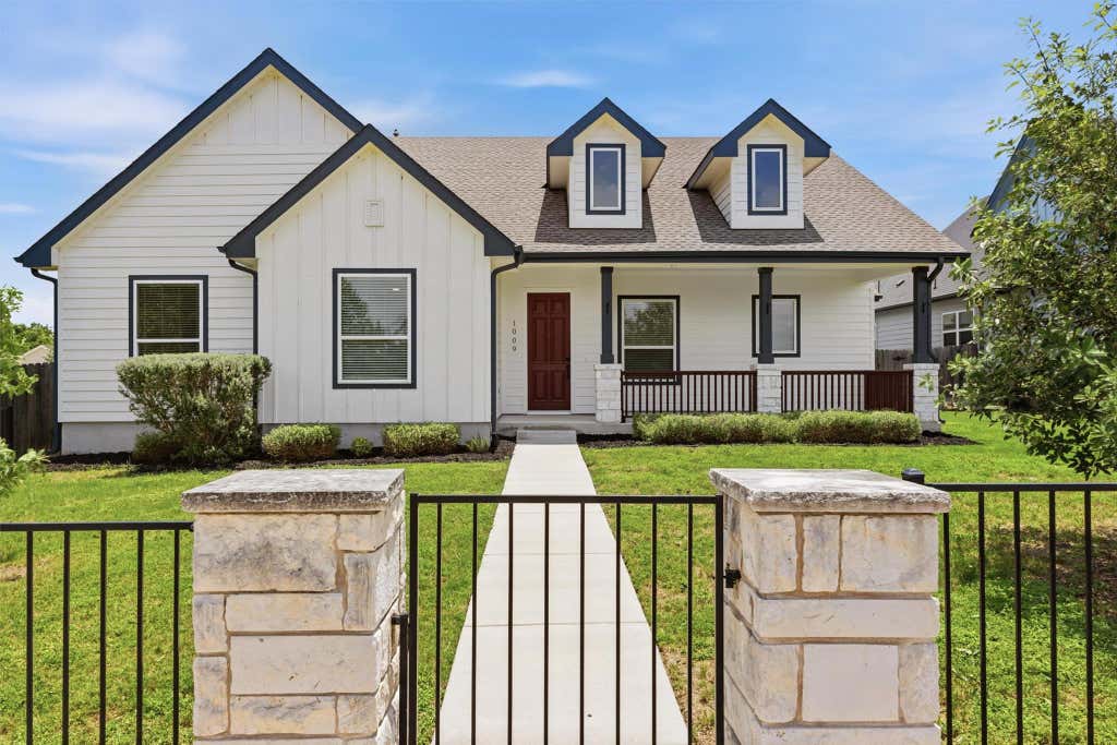Photo of 1009 Scenic DR, Georgetown, TX 78626 (MLS # 1120764)