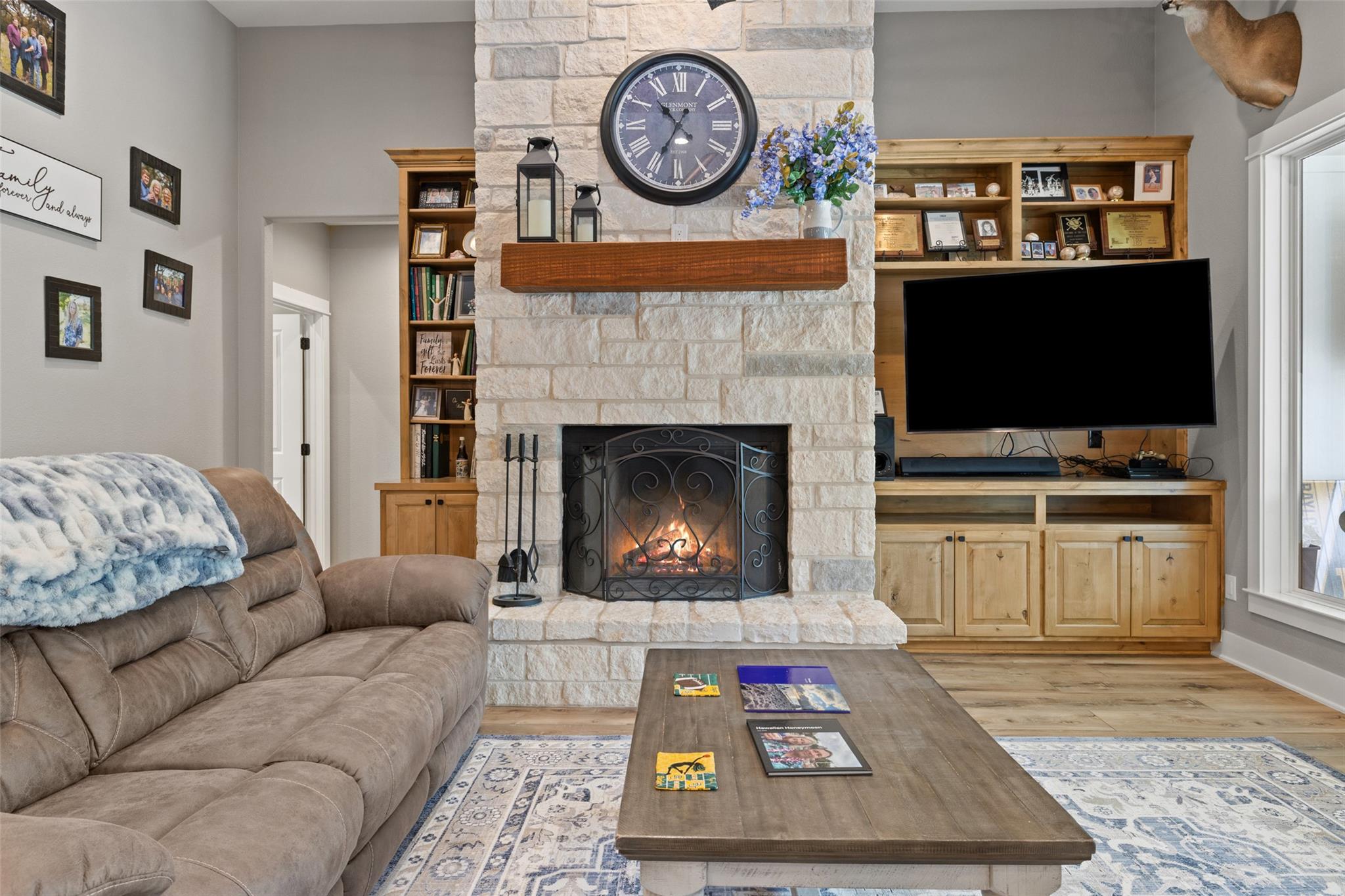 210 Levon LN