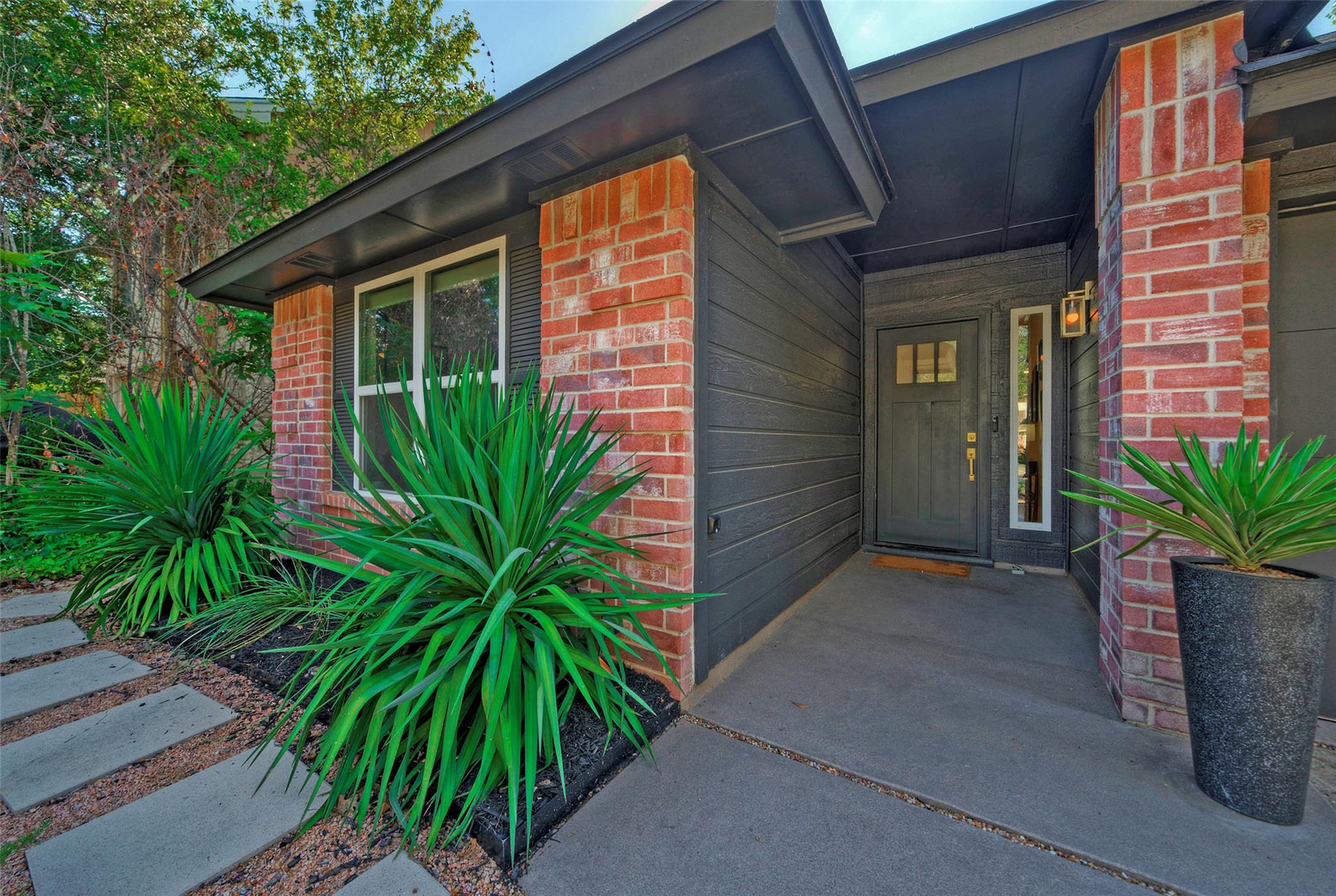 8406 Los Ranchos DR