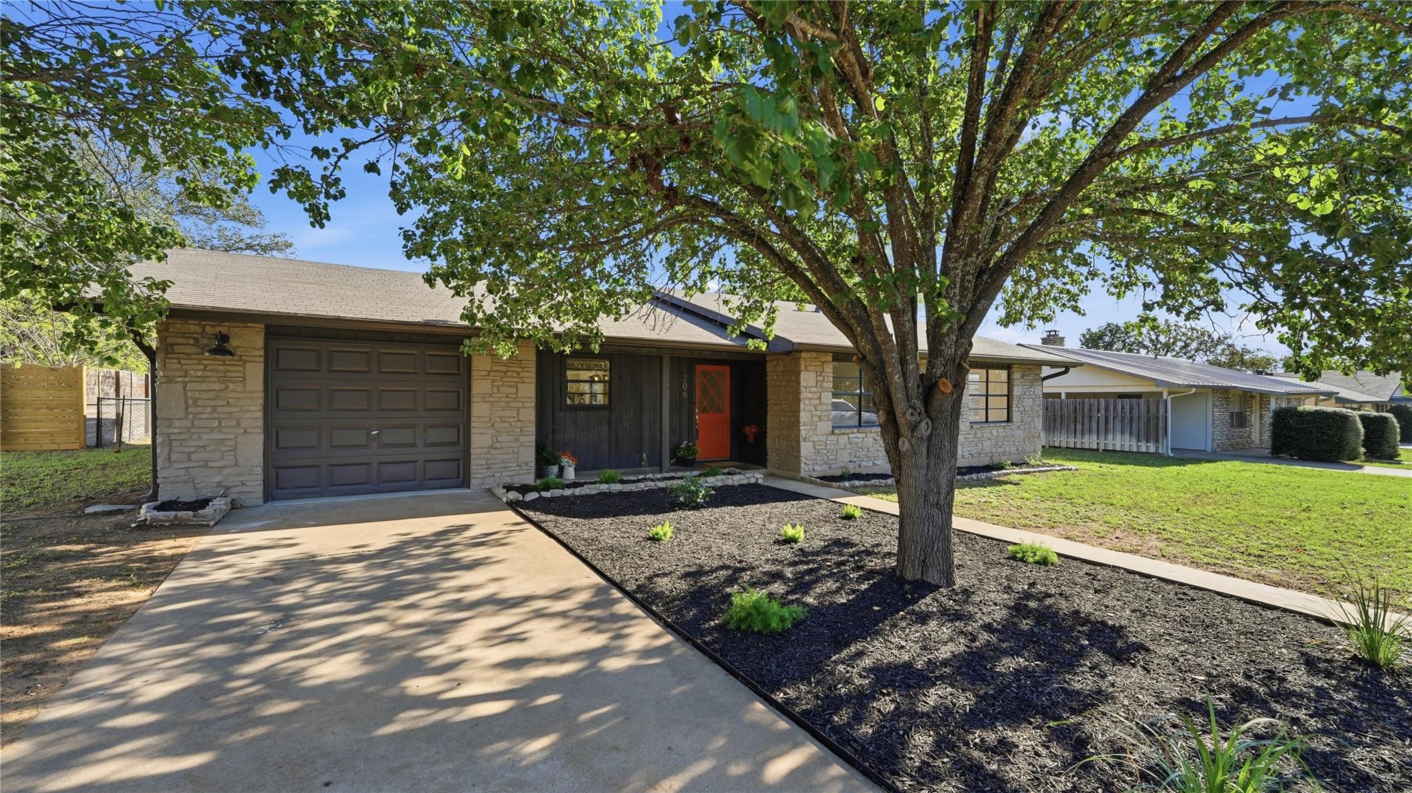 206 Glenmoor DR