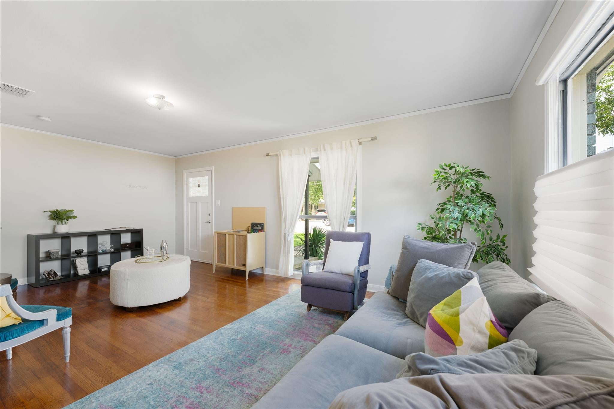 1404 Justin LN 1