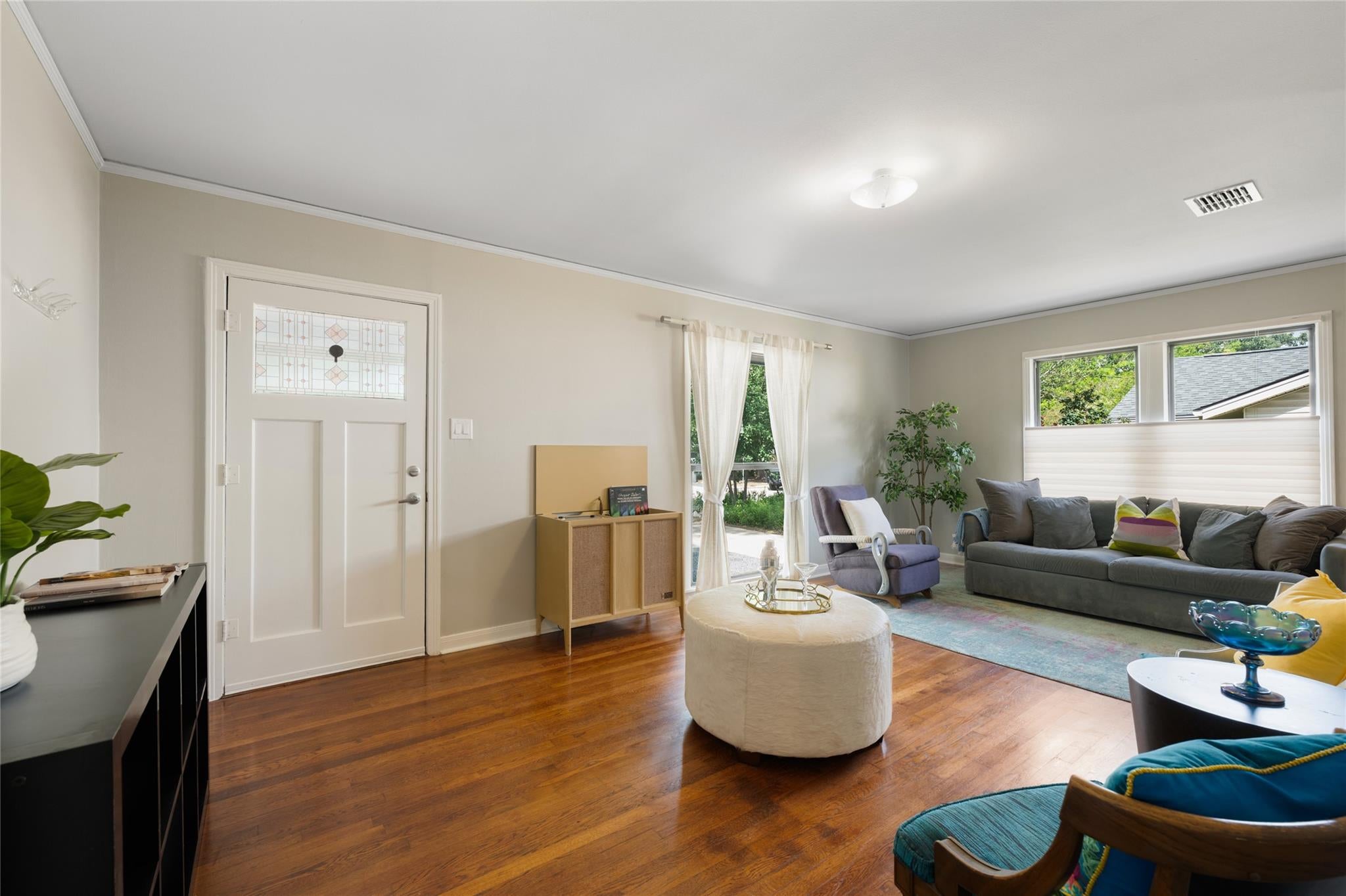 1404 Justin LN 1