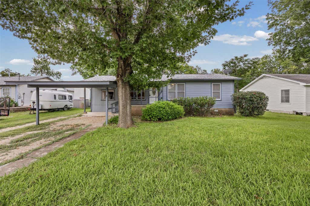 Photo of 914 Plum ST, Lockhart, TX 78644 (MLS # 5950657)