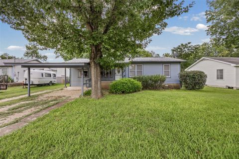 Photo of 914 Plum ST, Lockhart, TX 78644 (MLS # 5950657)