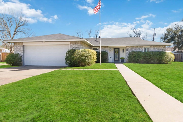 Photo 1 of 38 — 411 Oak ST, Bastrop, TX 78602