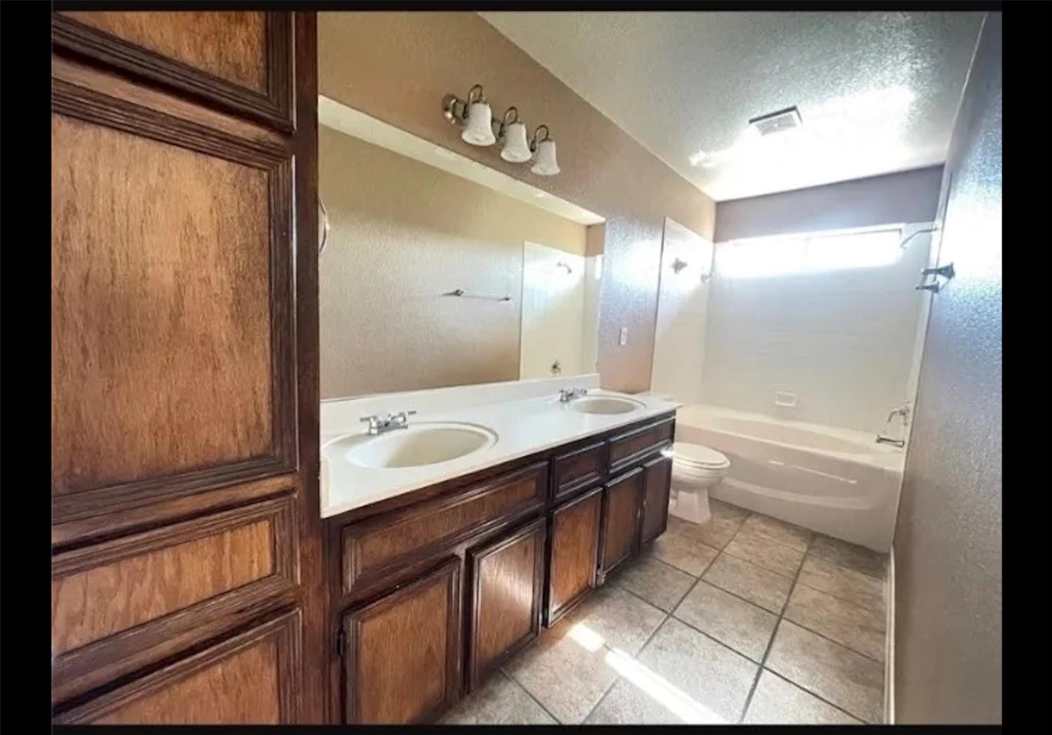 3600 Dustin CT