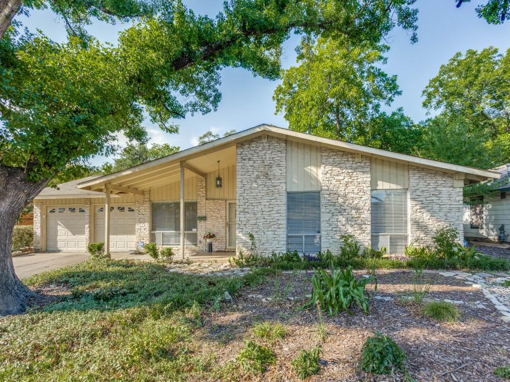 Nice quiet street and neighborhood, only blocks from shopping, restaurants and school.