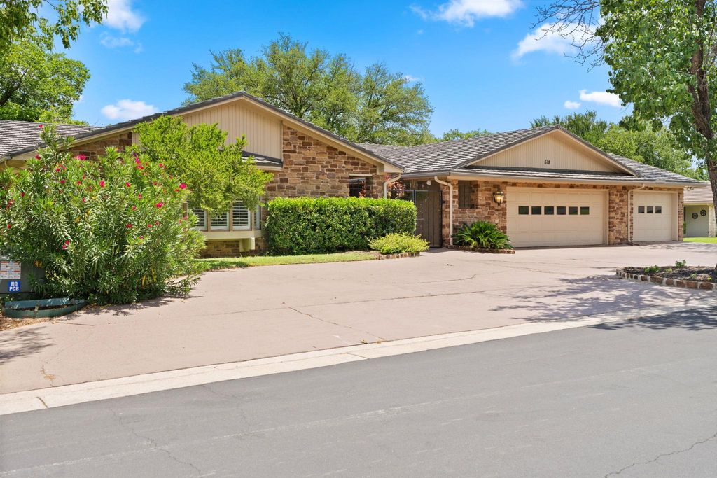 Photo of 618 Hi Stirrup, Horseshoe Bay, TX 78657 (MLS # 6882687)