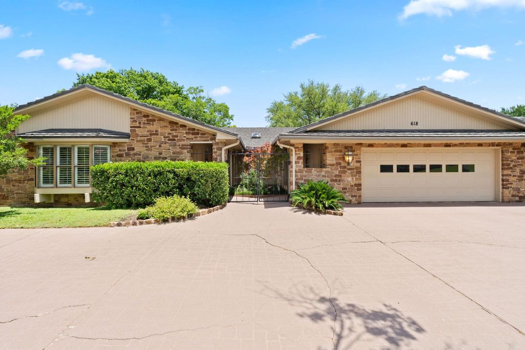 Photo of 618 Hi Stirrup, Horseshoe Bay, TX 78657 (MLS # 6882687)