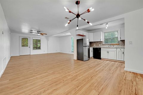 Photo of 1200 Walnut Ave, Austin, TX 78702 (MLS # 6470321)