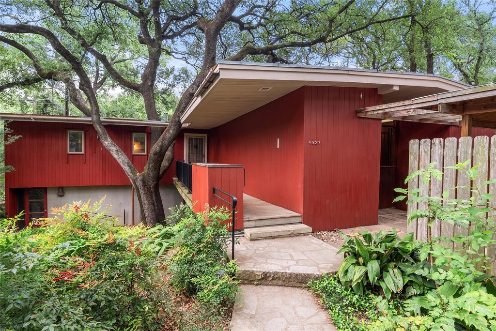 Photo of 4927 Strass DR, Austin, TX 78731 (MLS # 3255623)