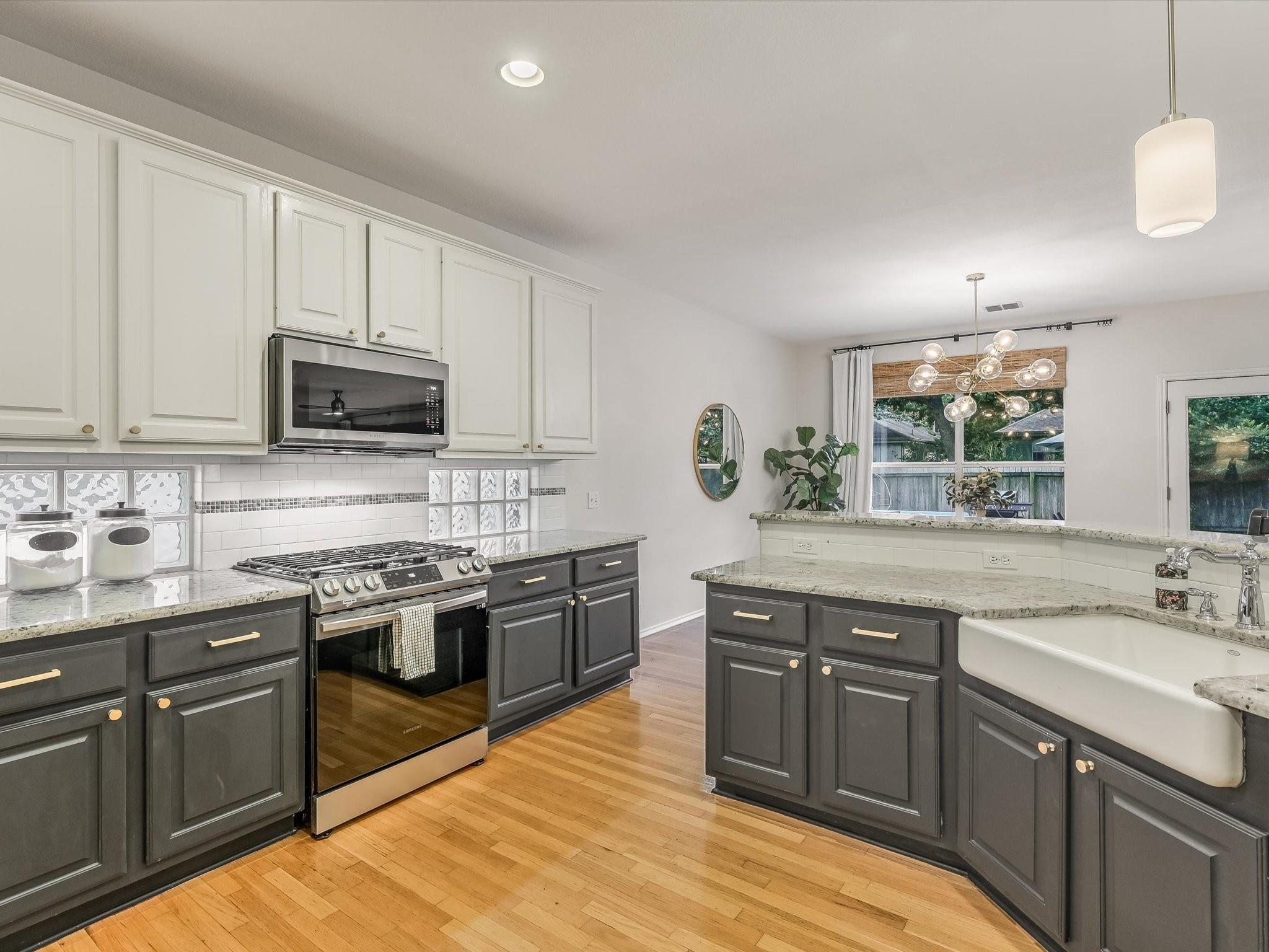 Austin, Texas 78735, United States, 4 Bedrooms Bedrooms, ,2 BathroomsBathrooms,Residential,Pending,54585