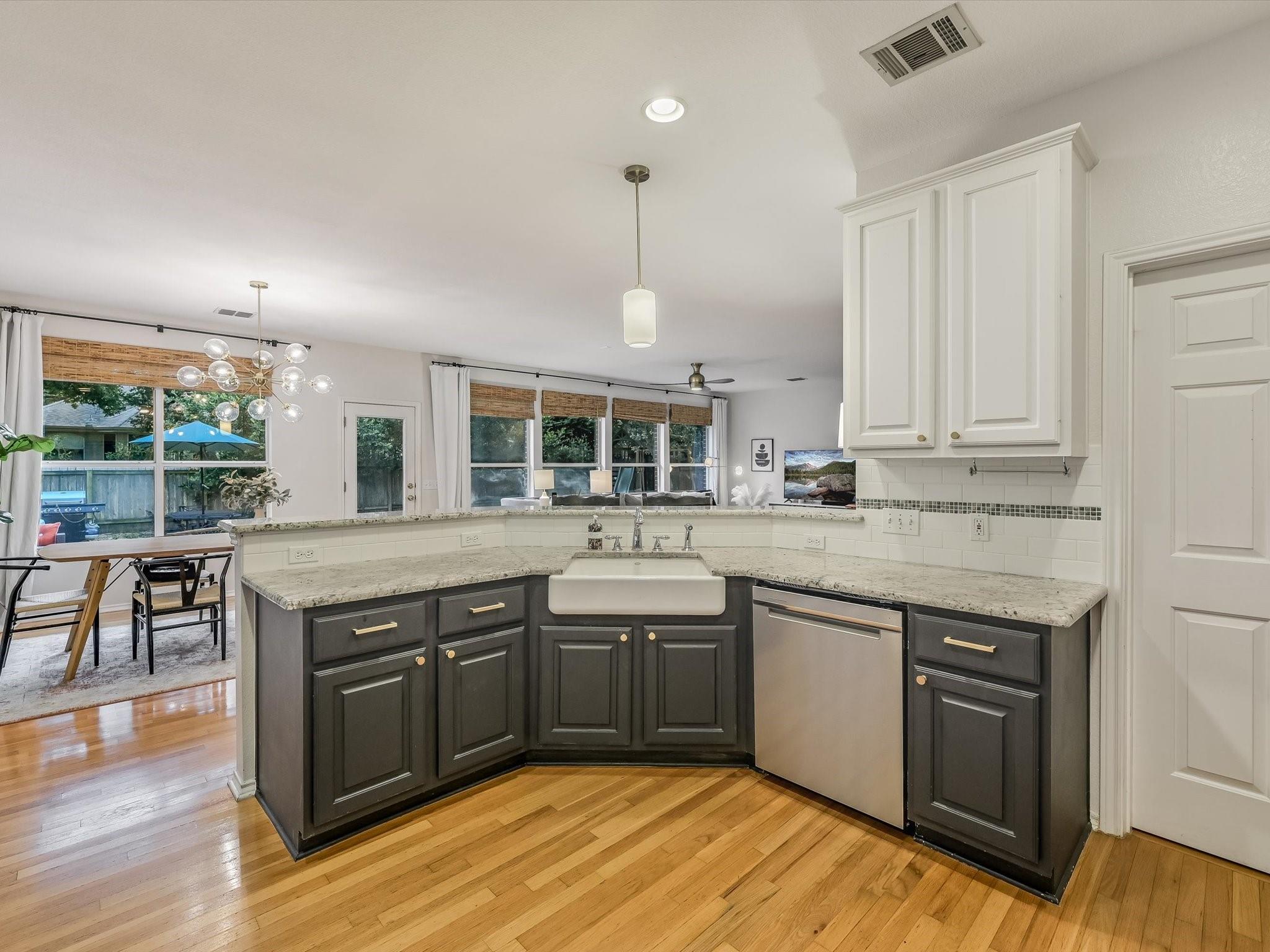Austin, Texas 78735, United States, 4 Bedrooms Bedrooms, ,2 BathroomsBathrooms,Residential,Pending,54585