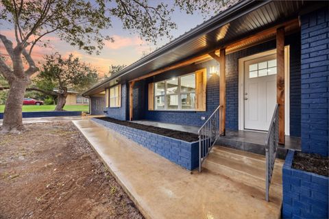 1305 W 1st ST Lampasas TX 76550