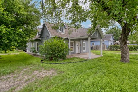 Photo of 920 Washburn ST, Taylor, TX 76574 (MLS # 4585235)