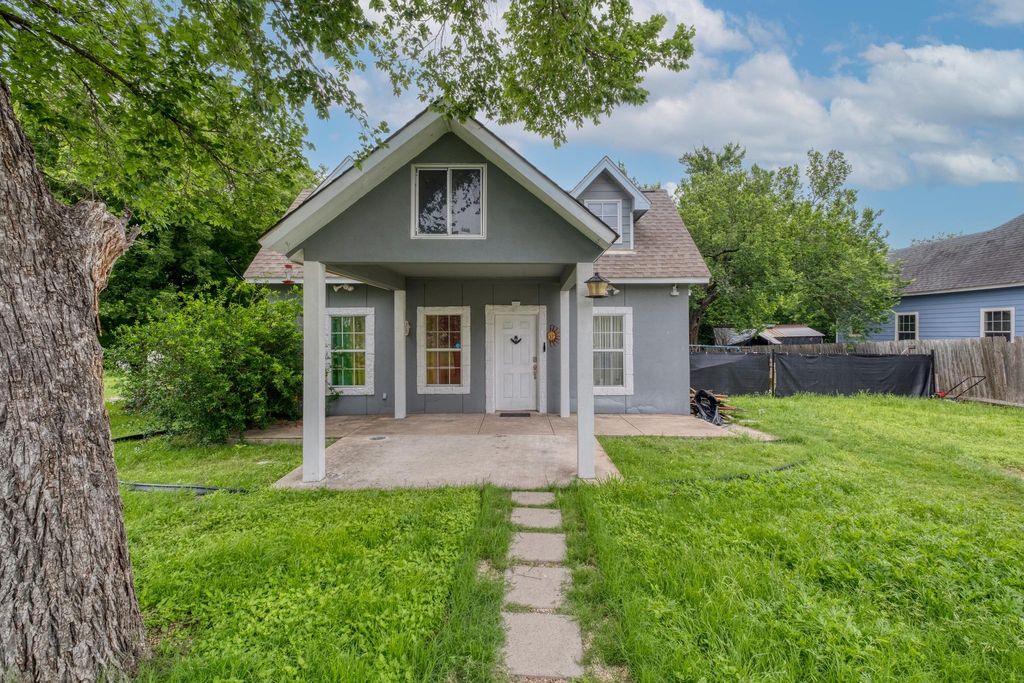 Photo of 920 Washburn ST, Taylor, TX 76574 (MLS # 4585235)