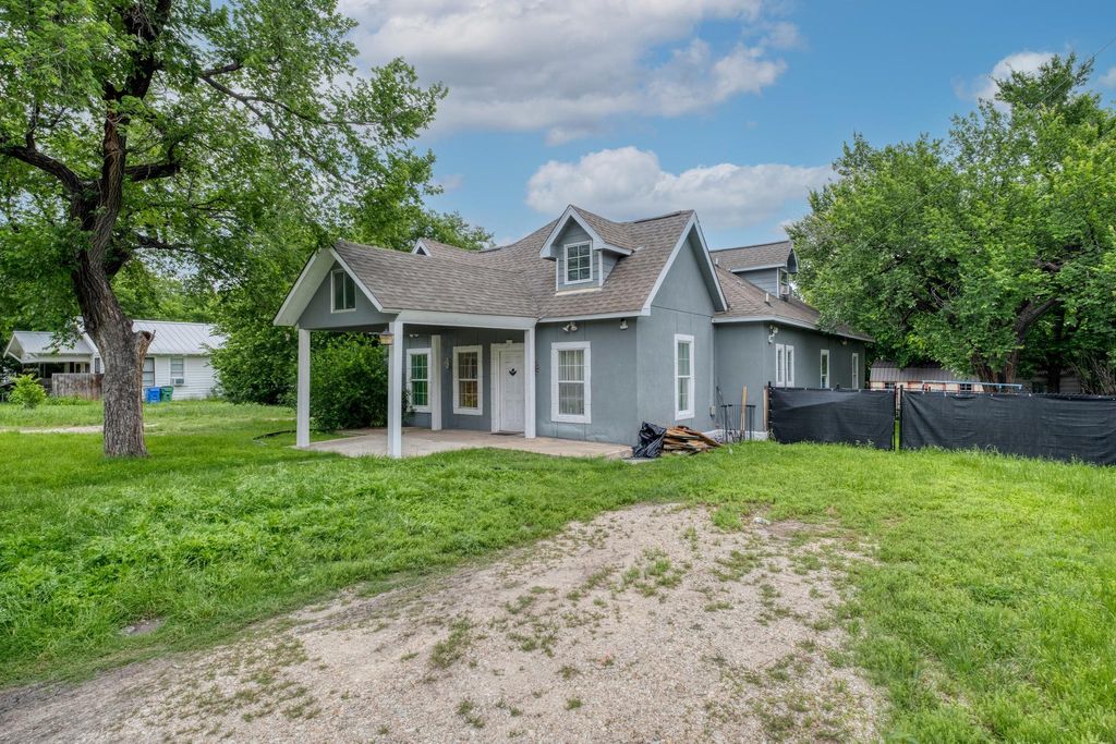 Photo of 920 Washburn ST, Taylor, TX 76574 (MLS # 4585235)
