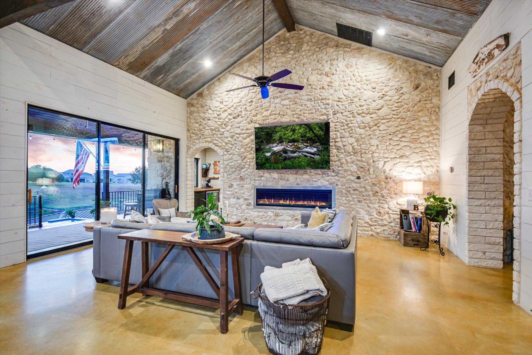112 CLEARWATER DR