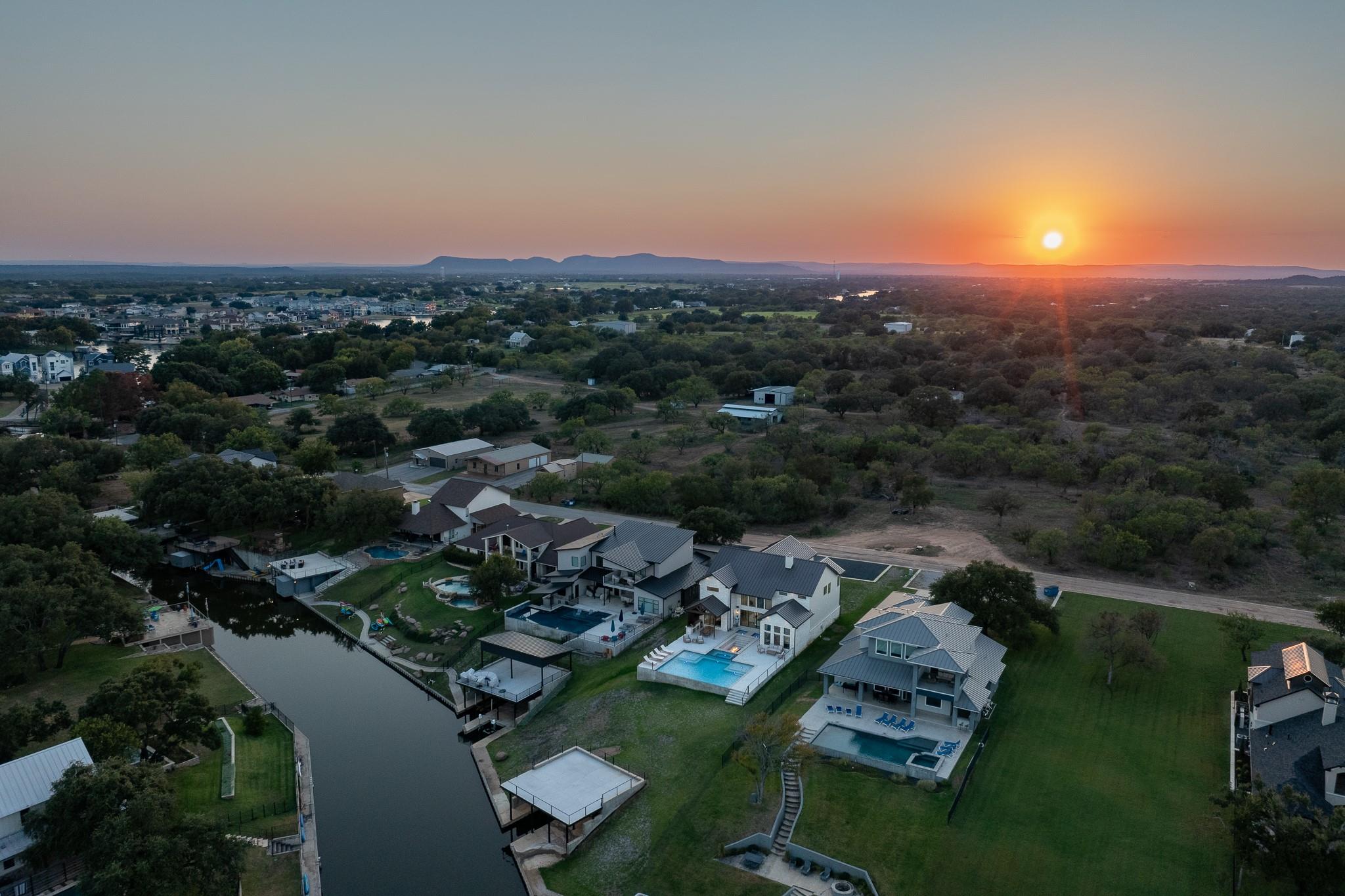 241 Lazy Oaks LN