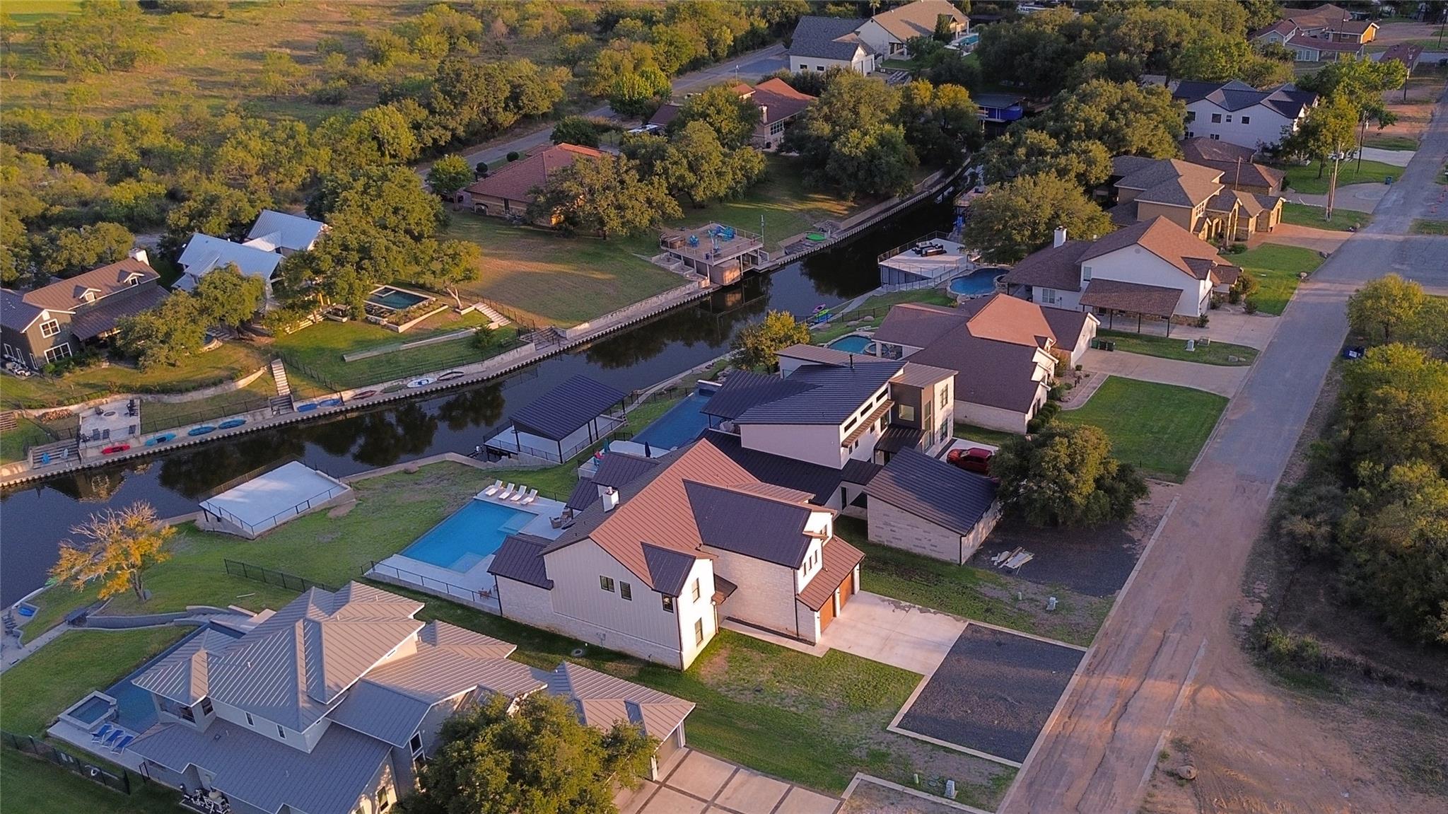 241 Lazy Oaks LN