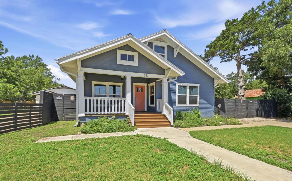Photo of 811/ 813 S Commerce ST, Lockhart, TX 78644 (MLS # 5893119)