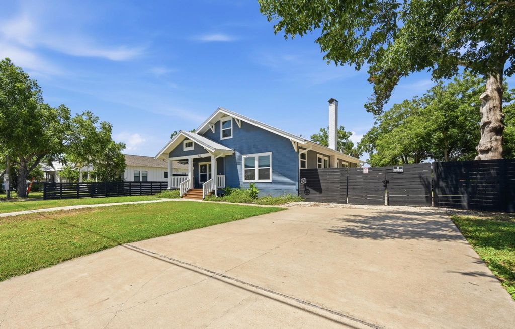 Photo of 811/ 813 S Commerce ST, Lockhart, TX 78644 (MLS # 5893119)