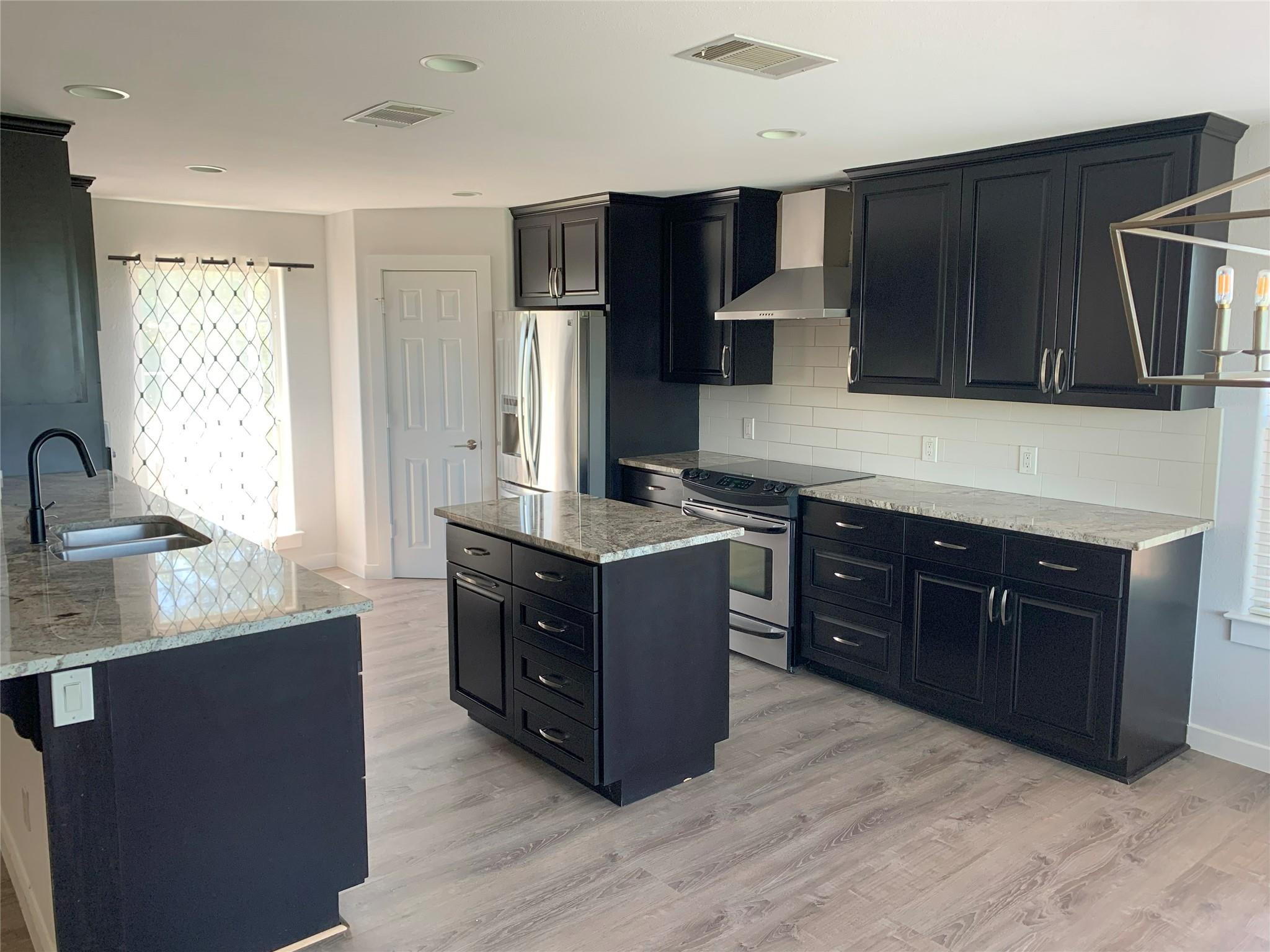 4102 Glendale LN
