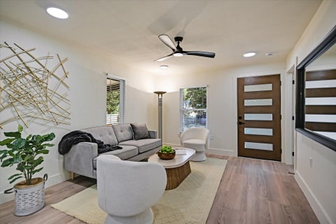 Photo of 2406 Santa Maria ST, Austin, TX 78702 (MLS # 2020597)