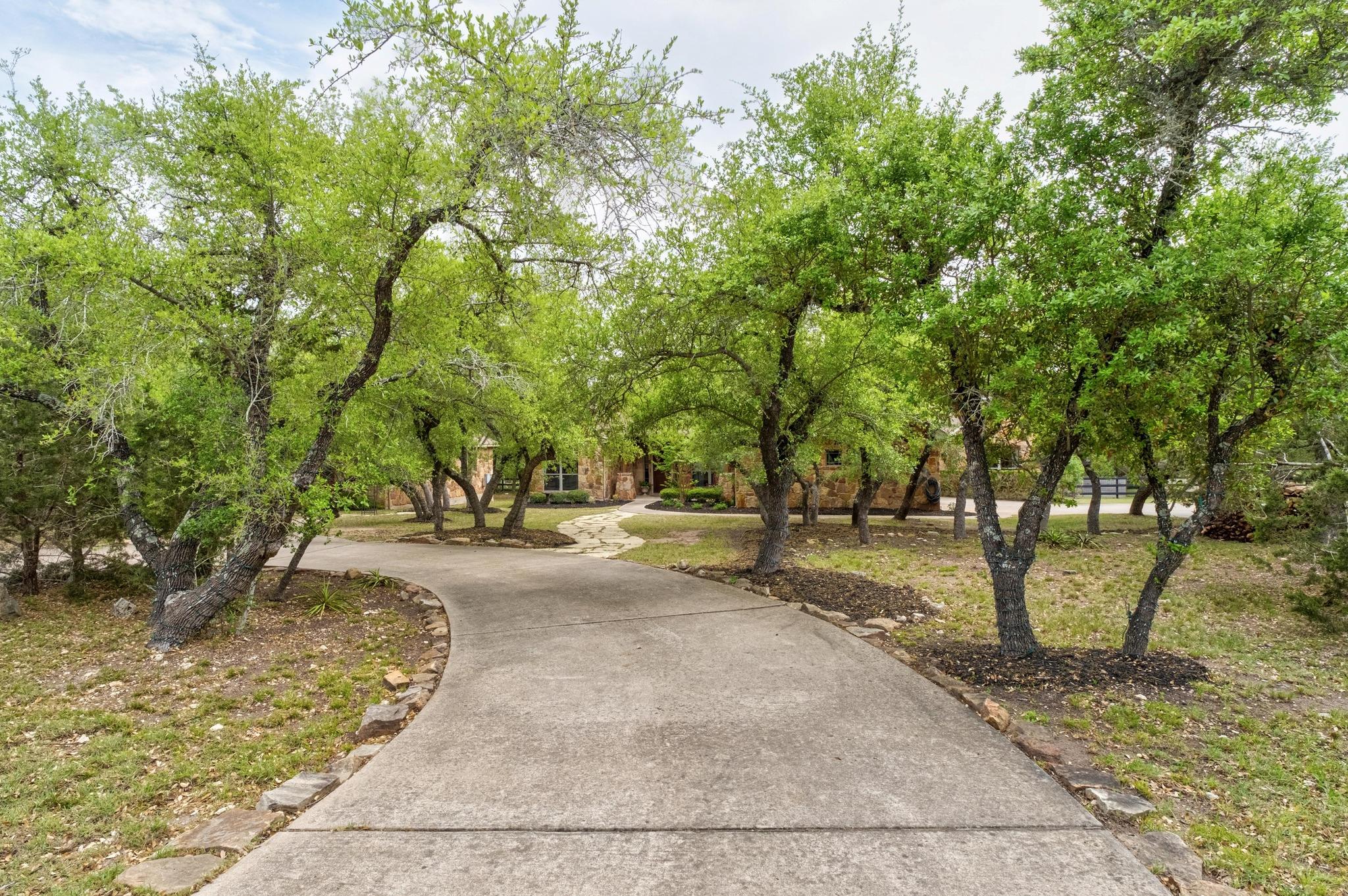 112 Lariat LN