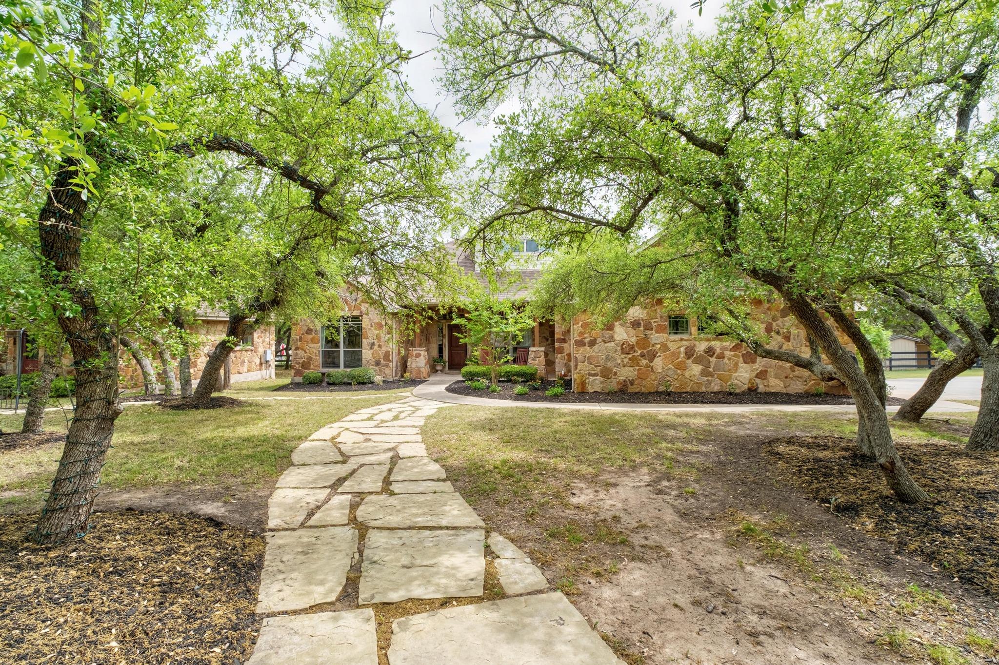 112 Lariat LN