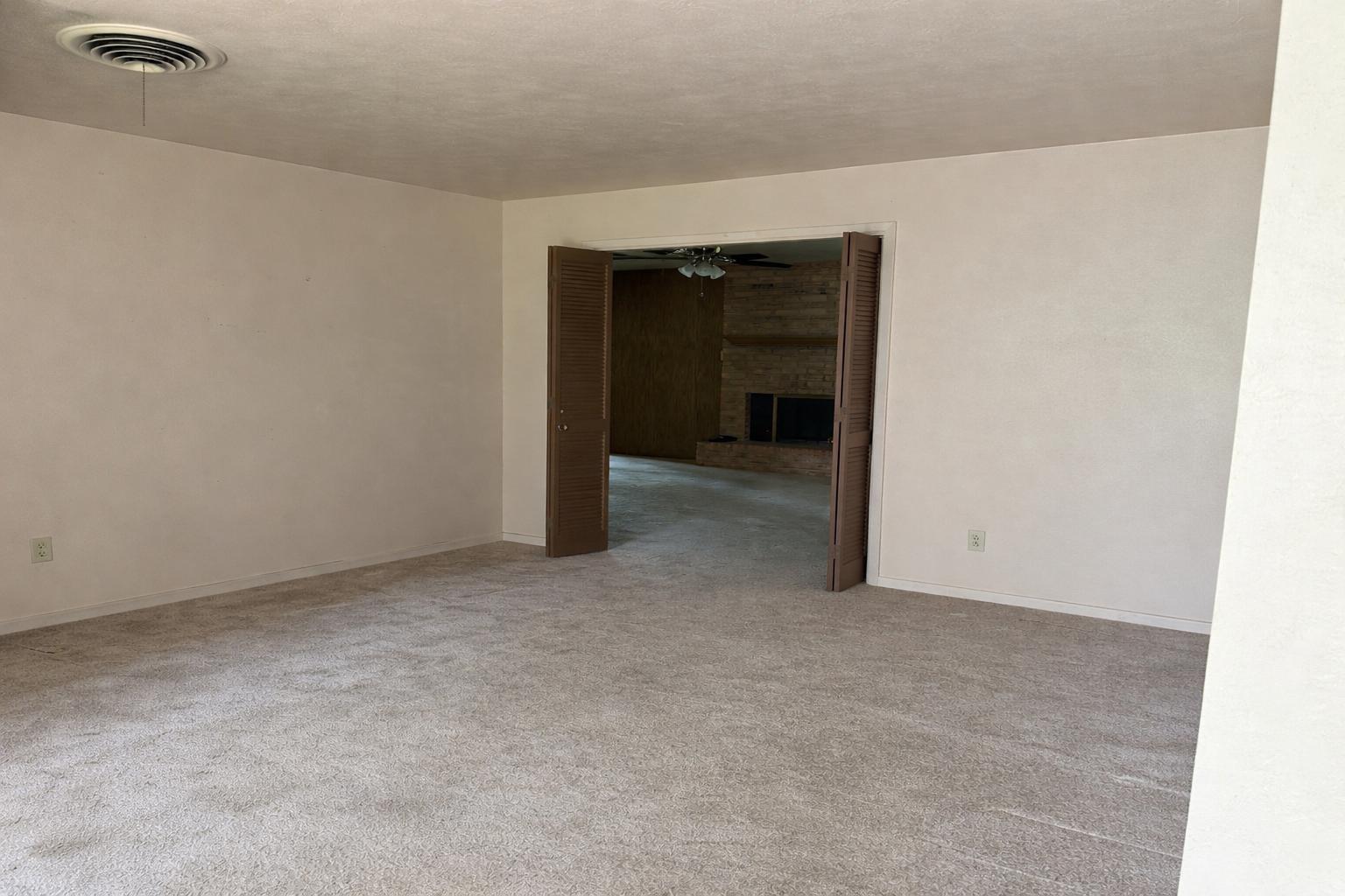 212 W Killen LN