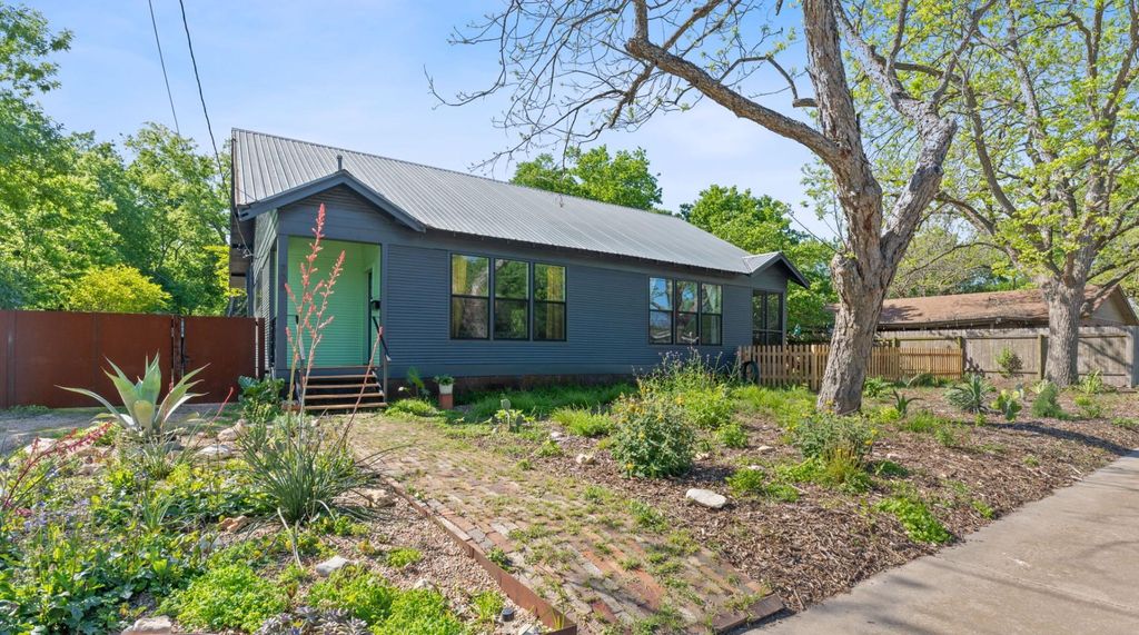 Photo of 708 W Prairie Lea ST, Lockhart, TX 78644 (MLS # 8732289)