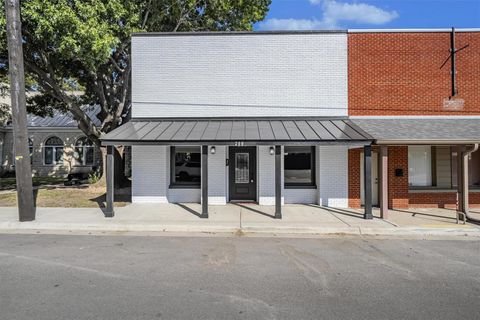 209 E 3rd ST Lampasas TX 76550