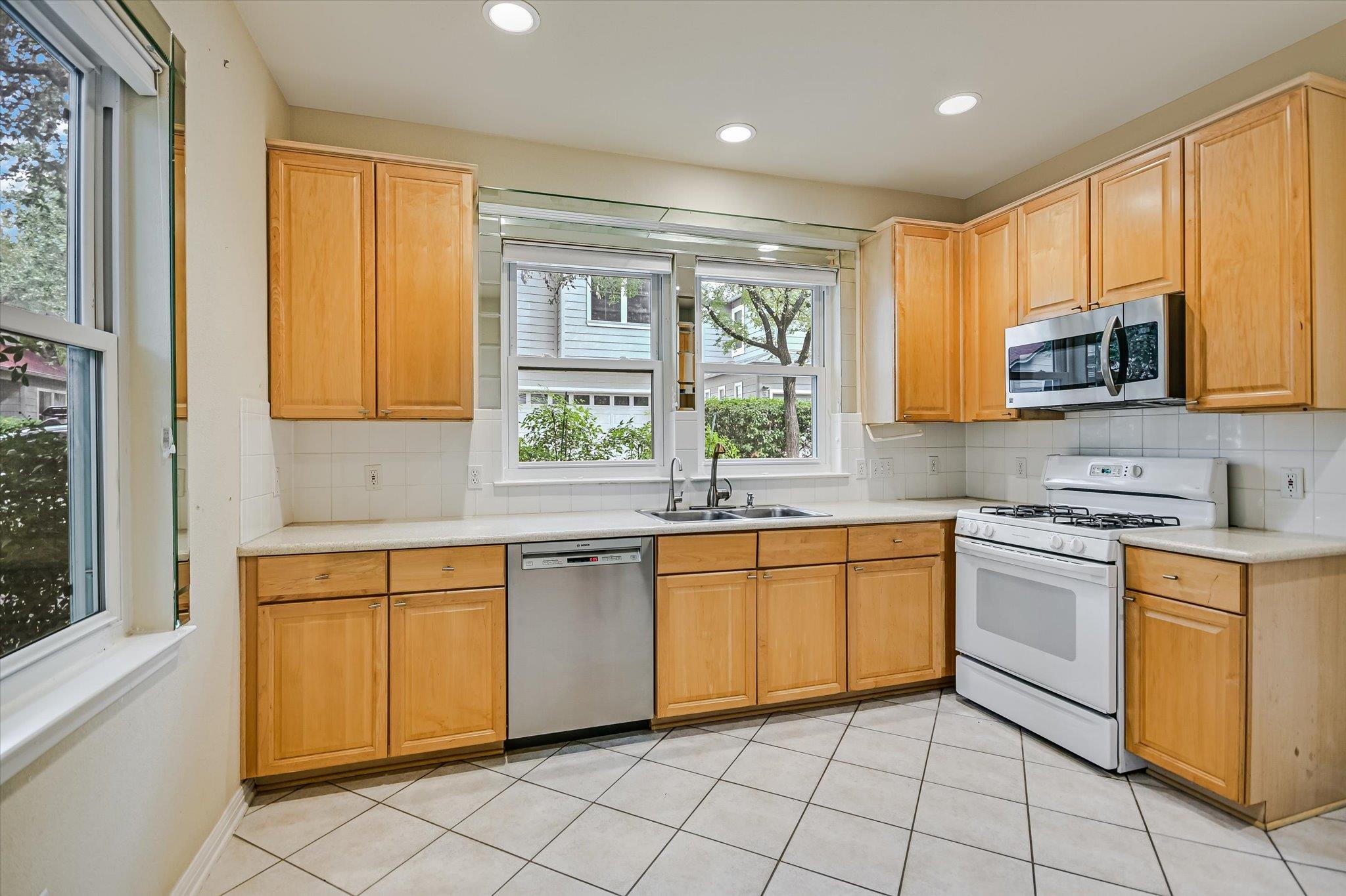 1011 Brodie ST 28