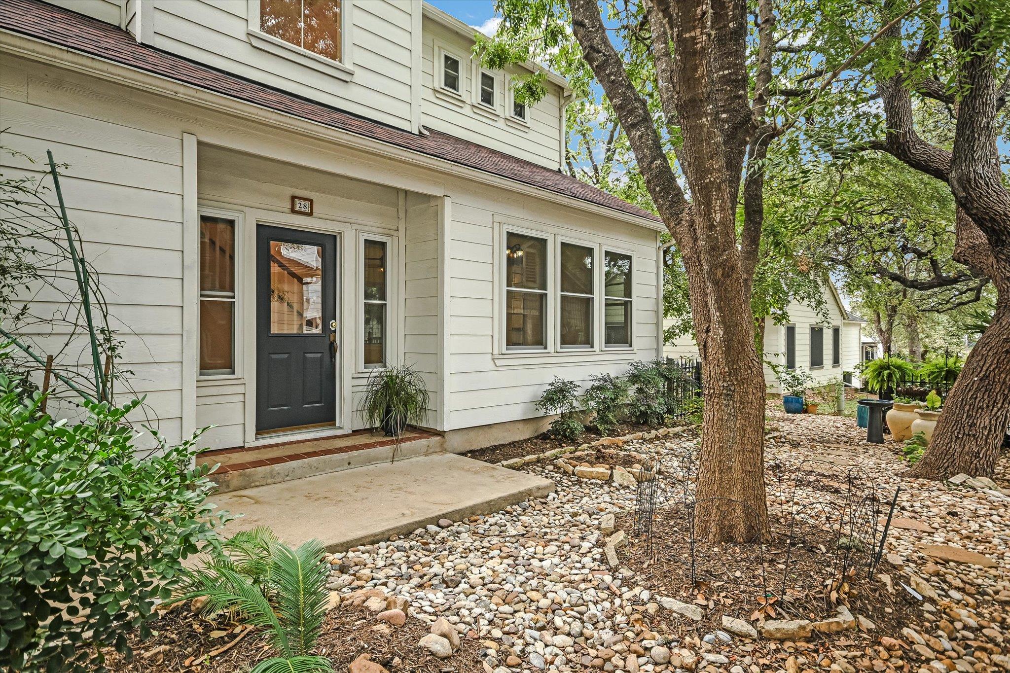 1011 Brodie ST 28