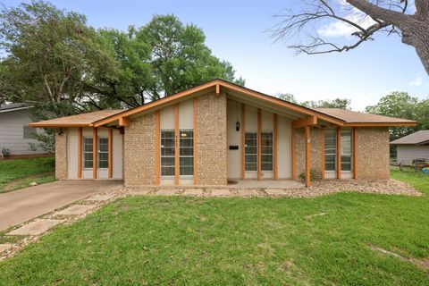 Photo of 902 Emerald Wood DR, Austin, TX 78745 (MLS # 9712384)
