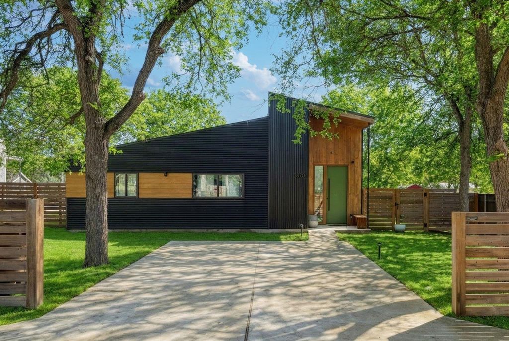 Photo of 1310 Green ST, Lockhart, TX 78644 (MLS # 1687655)