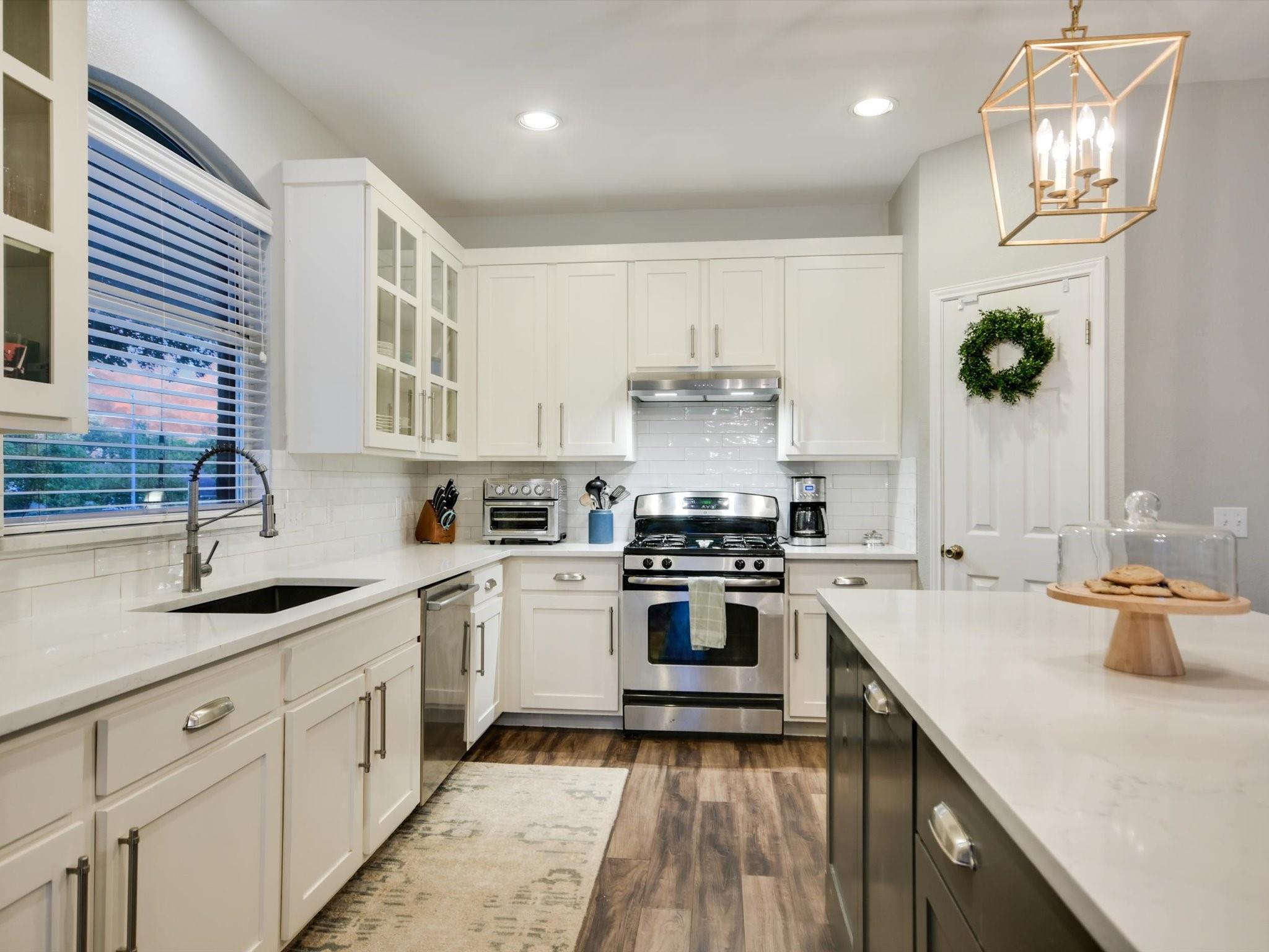 Austin, Texas 78735, United States, 4 Bedrooms Bedrooms, ,2 BathroomsBathrooms,Residential,Pending,40961