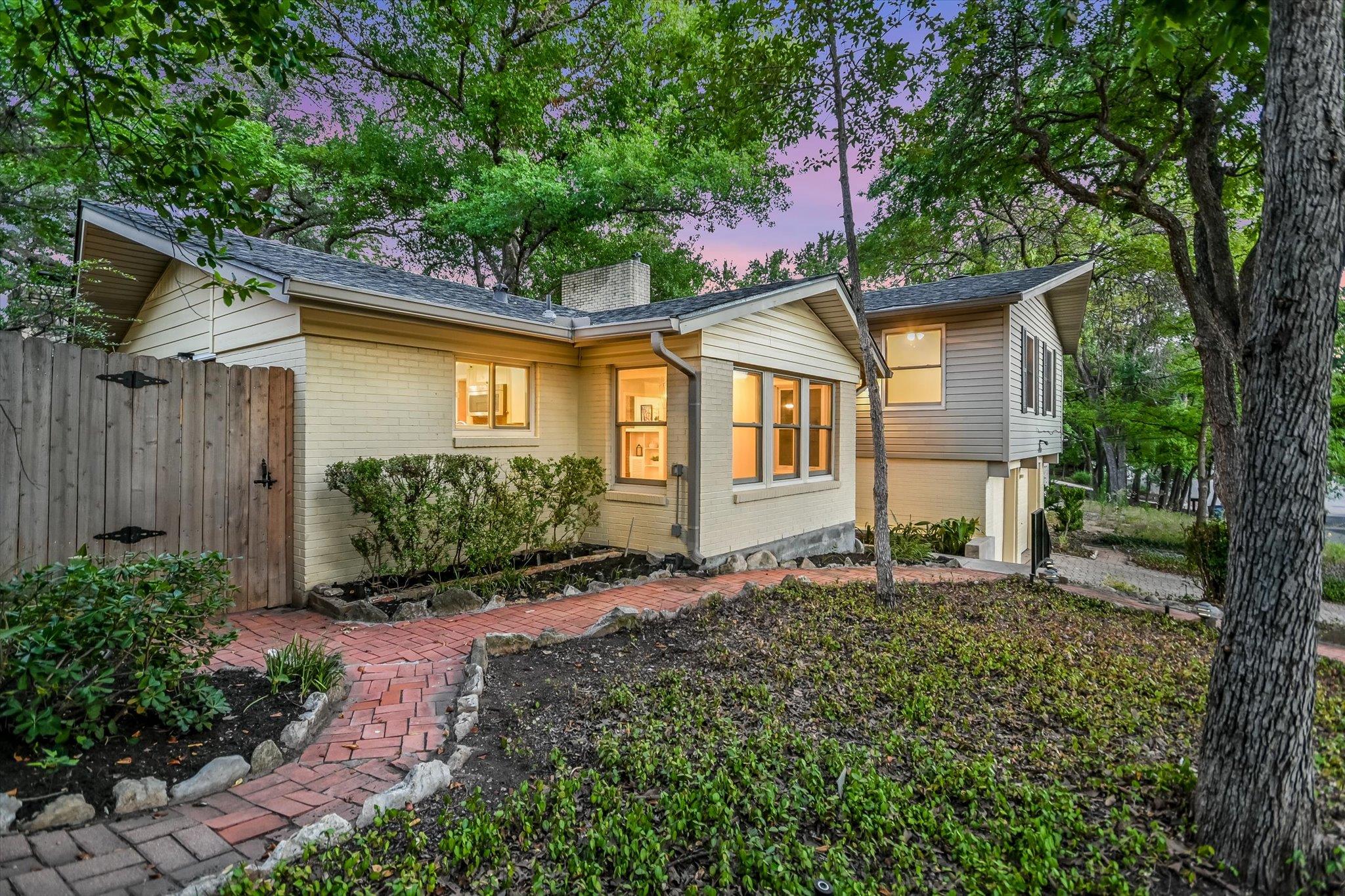1113 BLUEBONNET LN