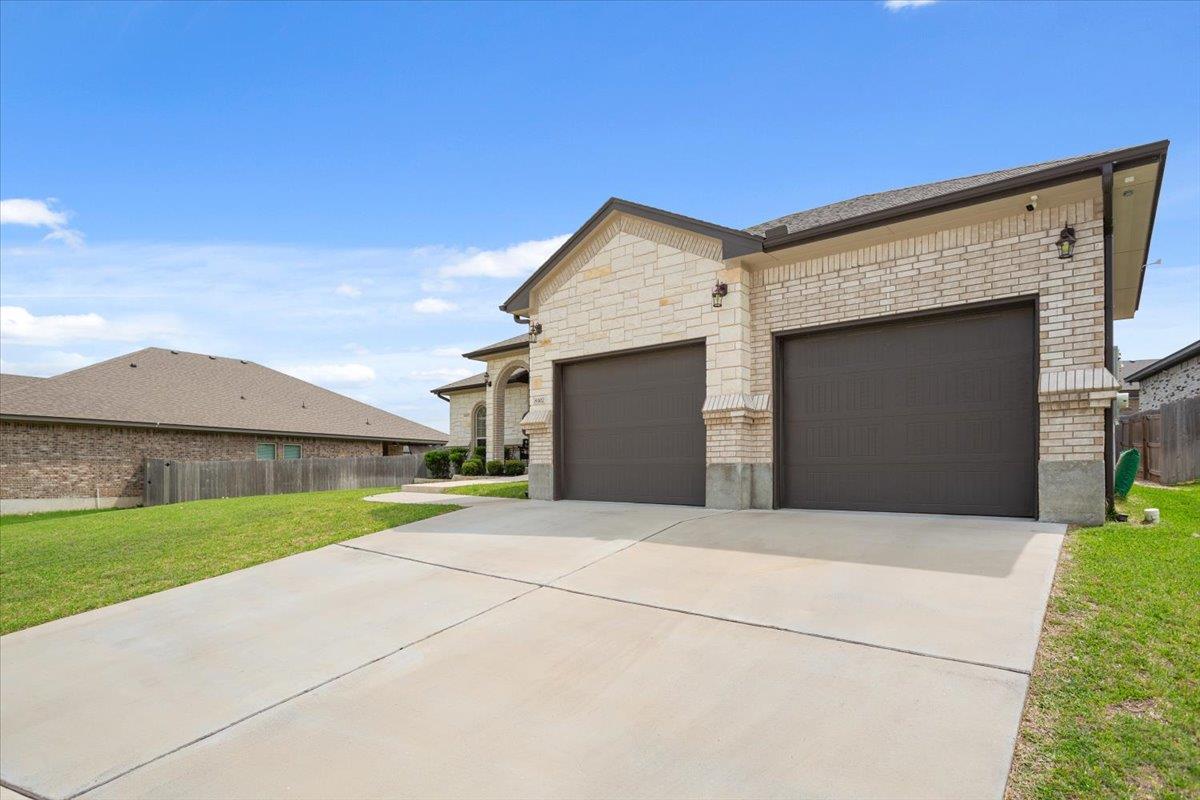 8302 Ginny LN